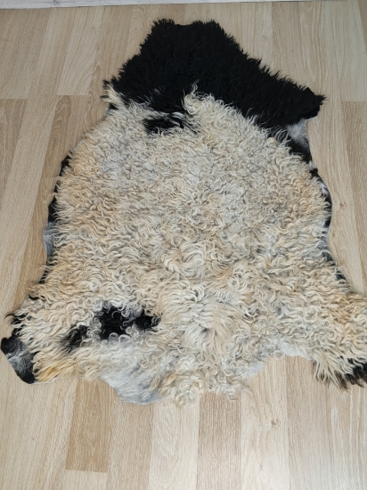 Doğal işlenmemiş hiç kırpılmamış Doğal Koyun Postu , Halı, Seccade 140x80 cm resmi