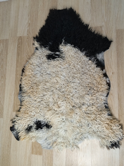 Doğal işlenmemiş hiç kırpılmamış Doğal Koyun Postu , Halı, Seccade 140x80 cm resmi