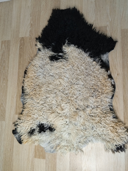 Doğal işlenmemiş hiç kırpılmamış Doğal Koyun Postu , Halı, Seccade 140x80 cm resmi