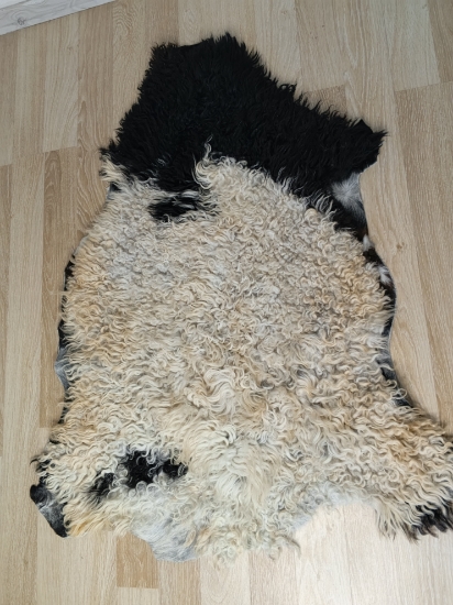 Doğal işlenmemiş hiç kırpılmamış Doğal Koyun Postu , Halı, Seccade 140x80 cm resmi