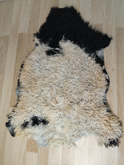Doğal işlenmemiş hiç kırpılmamış Doğal Koyun Postu , Halı, Seccade 140x80 cm resmi