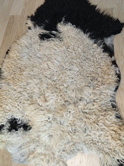Doğal işlenmemiş hiç kırpılmamış Doğal Koyun Postu , Halı, Seccade 140x80 cm resmi