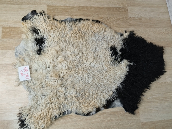 Doğal işlenmemiş hiç kırpılmamış Doğal Koyun Postu , Halı, Seccade 140x80 cm resmi