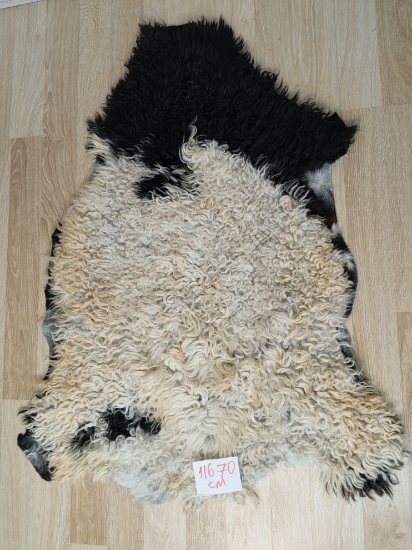 Doğal işlenmemiş hiç kırpılmamış Doğal Koyun Postu , Halı, Seccade 140x80 cm resmi