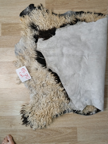 Doğal işlenmemiş hiç kırpılmamış Doğal Koyun Postu , Halı, Seccade 140x80 cm resmi