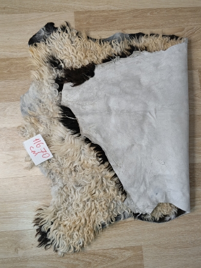 Doğal işlenmemiş hiç kırpılmamış Doğal Koyun Postu , Halı, Seccade 140x80 cm resmi